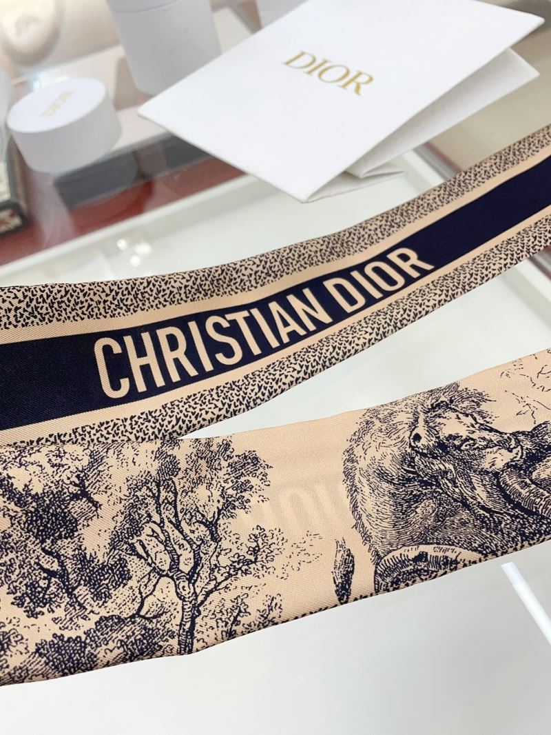 CHRISTIAN DIOR